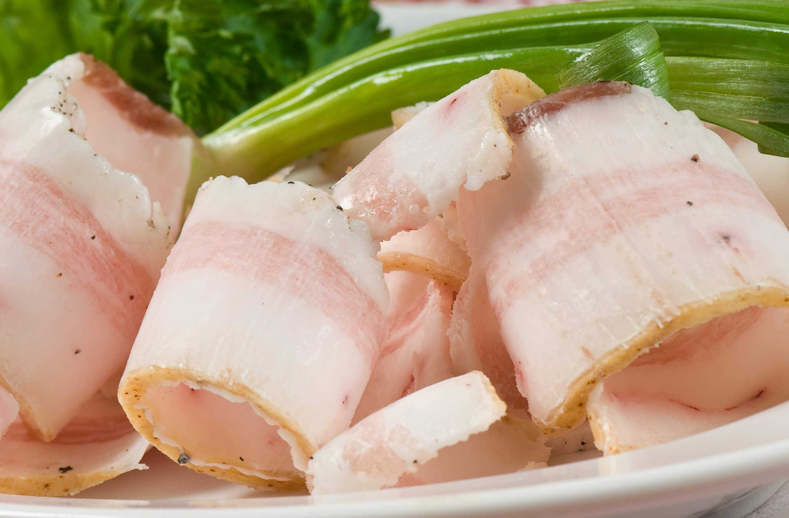 Сало свиное (с прослойкой) — химический состав, пищевая ценность, бжу