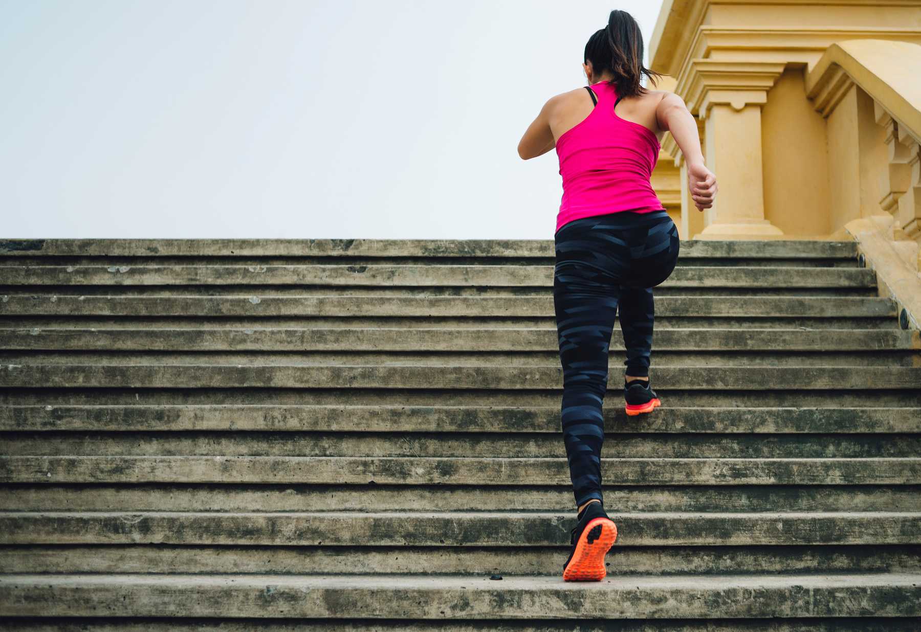 Бег по лестнице в подъезде для похудения: сколько сжигается калорий и можно ли похудеть
