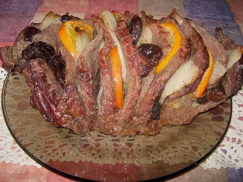 Приготовить кабана дикого в домашних. Блюда из лося. Приготовленное мясо лося. Мясо в духовке из лосятины.