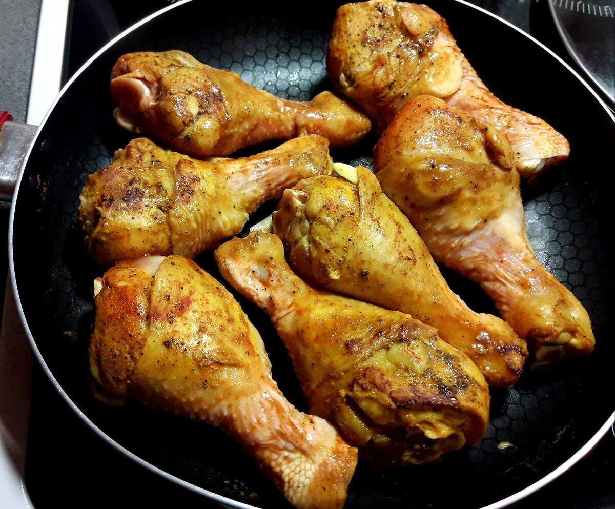 Куриная голень самый вкусный рецепт. Куриные голени на сковороде. Голень жареная. Голень куриная жареная. Куриная голень жареная на сковороде.