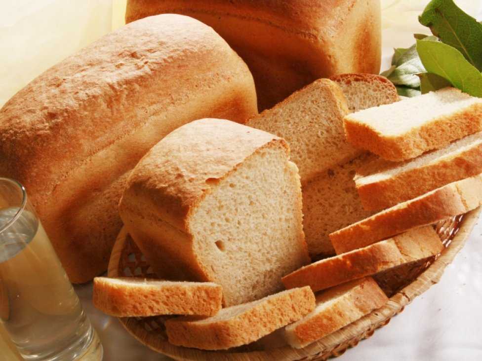 Пшеничное 1 рецепт. Пшеничный хлеб. Белый пшеничный хлеб. Буханка пшеничного хлеба. Буханка белого хлеба.