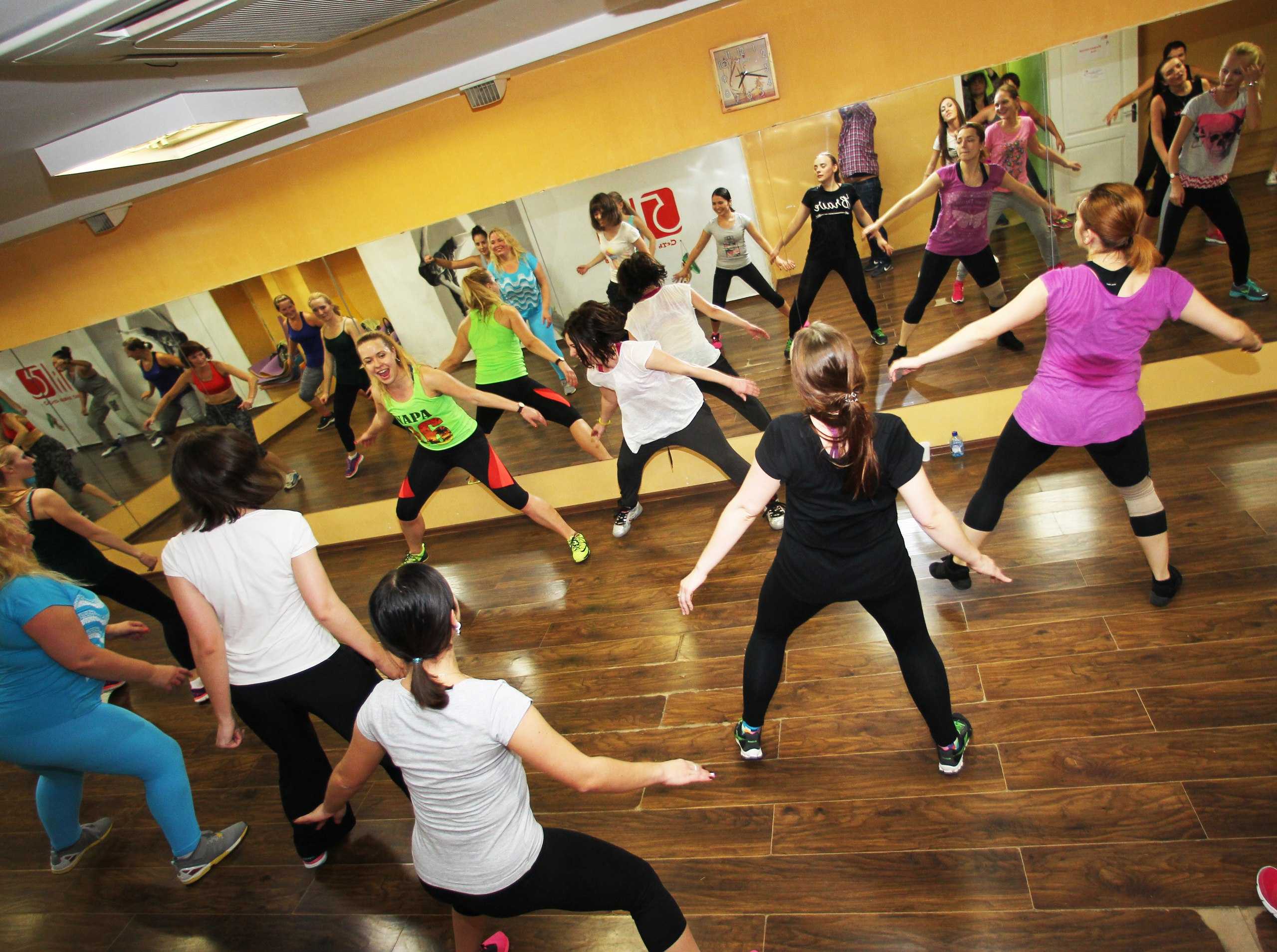 Что такое зумба-фитнес - уроки танцев для начинающих и базовые движения с видео