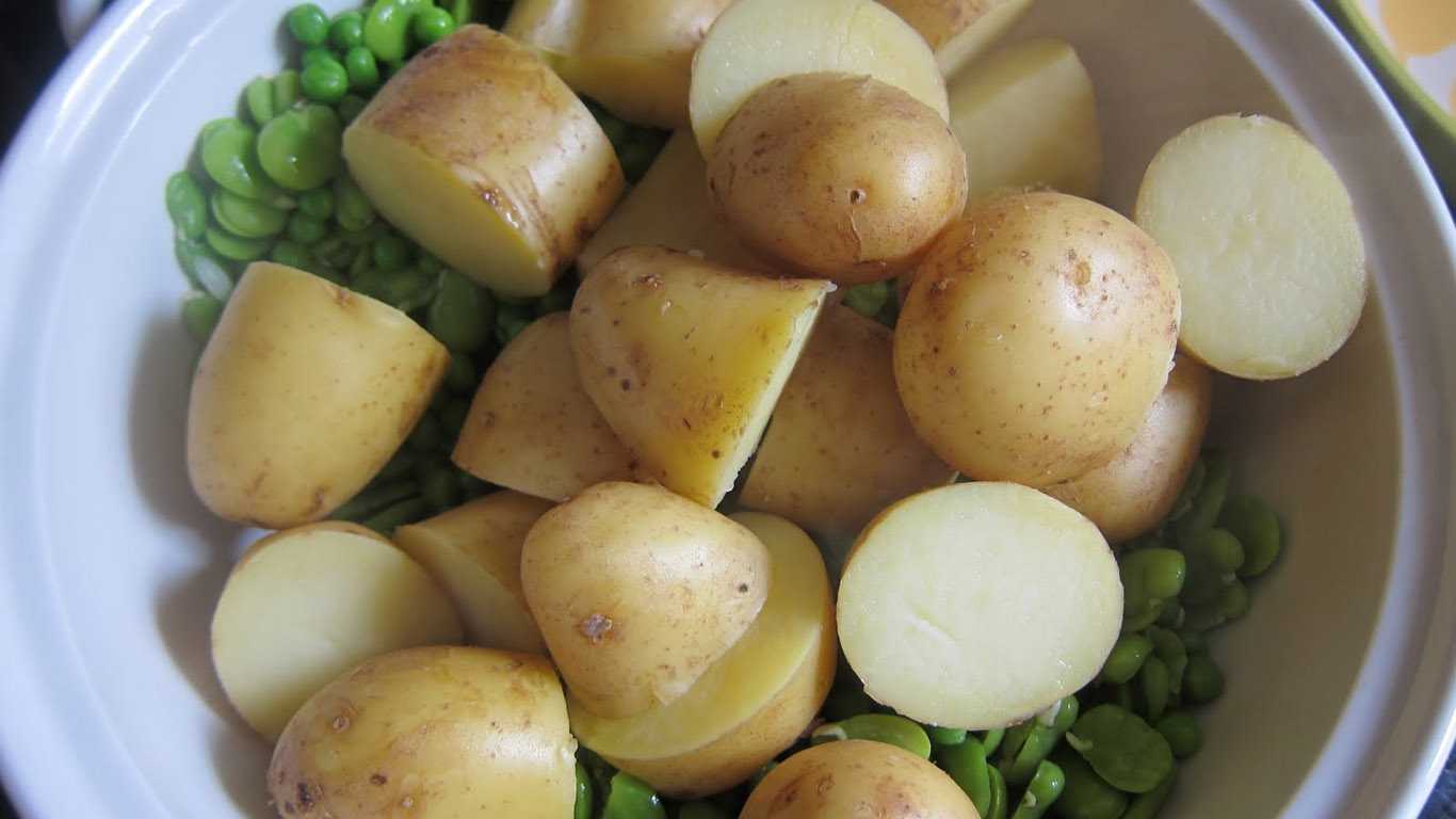 В картофеле есть вода. Картофель в мундире. Картофель отварной в мундире. Вареная картошка в мундире. Блюда картошка в мундире.