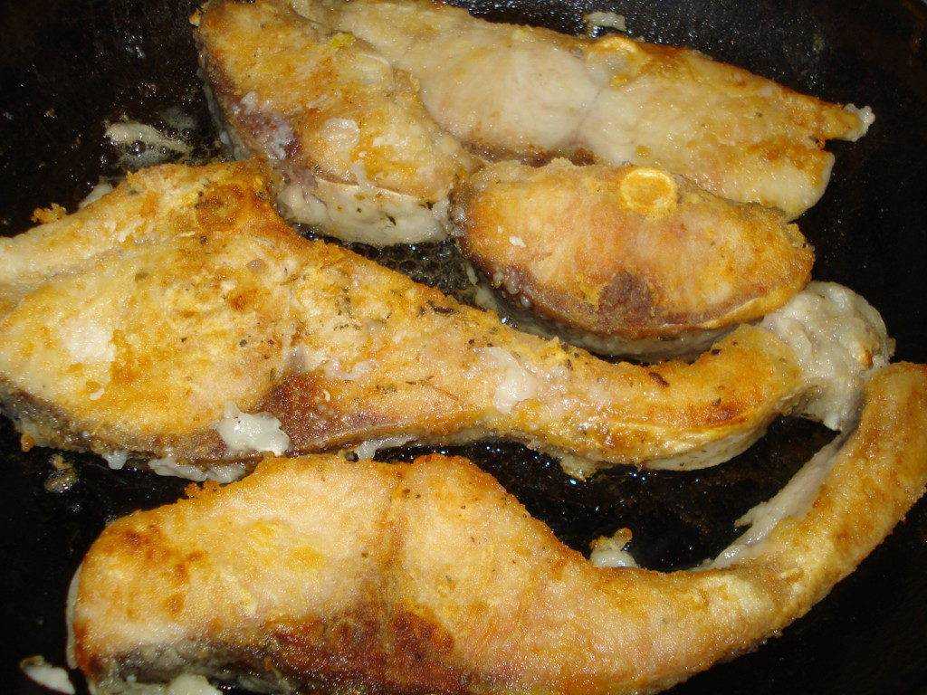 Жарить рыбу на сковороде рецепт. Толстолобик рыба жареная. Толстолобик жареный. Рыба на сковороде. Жареный толстолобик на сковороде.